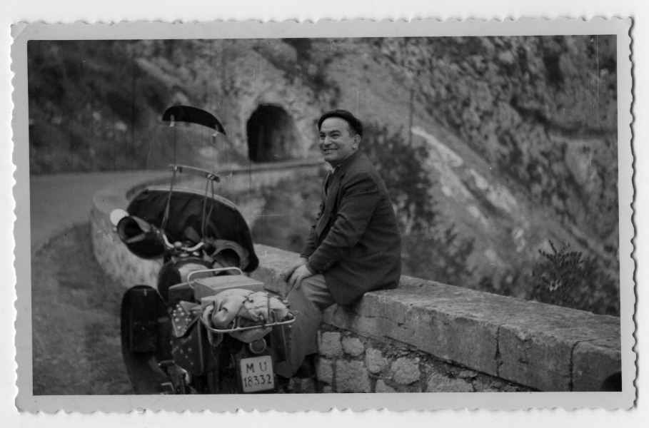 Retrato de Francisco Suárez sentado junto a su motocicleta