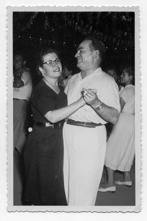Retrato de Francisco Suárez y Concepción Olivares bailando en una fiesta al aire libre