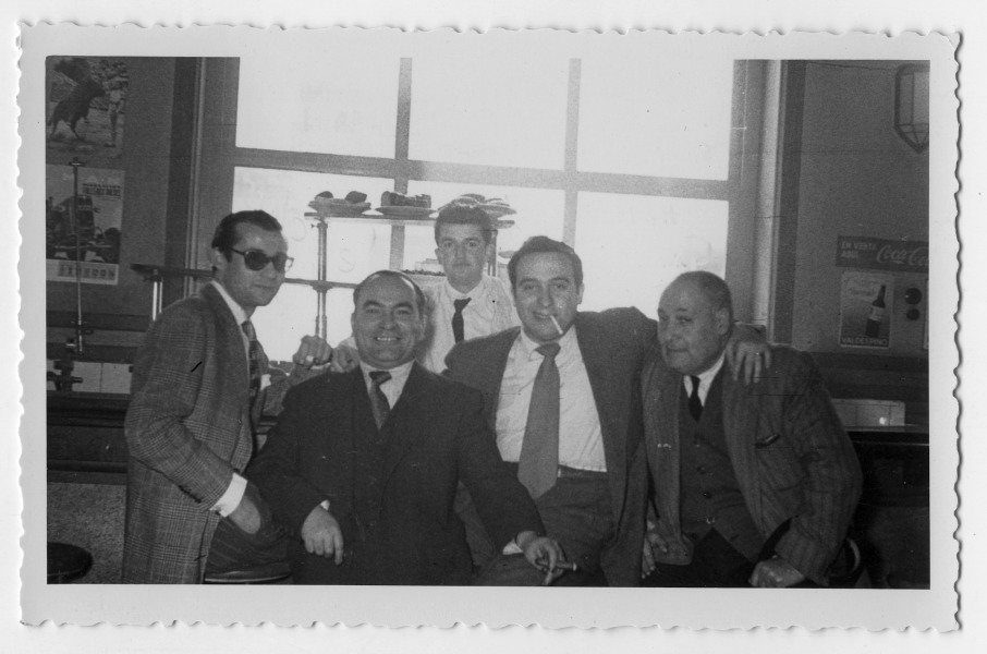 Retrato de Francisco Suárez y Antonio González con un grupo de amigos junto a la barra de un bar