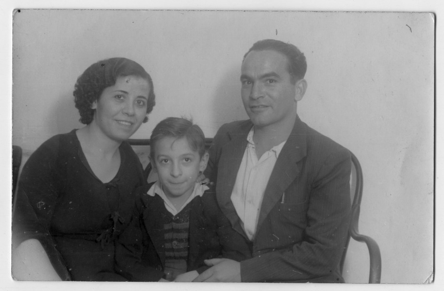 Reportaje fotográfico de Antonio González Olivares con sus padres adoptivos, Francisco Suárez y Concepción Olivares