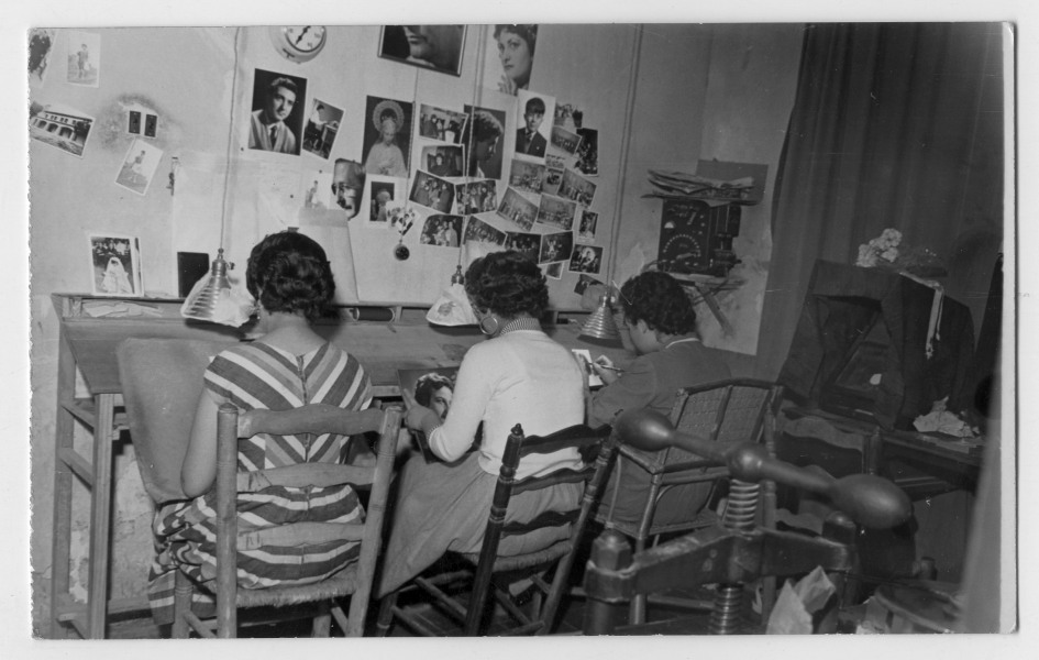 Reportaje fotográfico de mujeres trabajando en el cuarto de retoque del estudio Foto Suárez de la calle Jabonerías