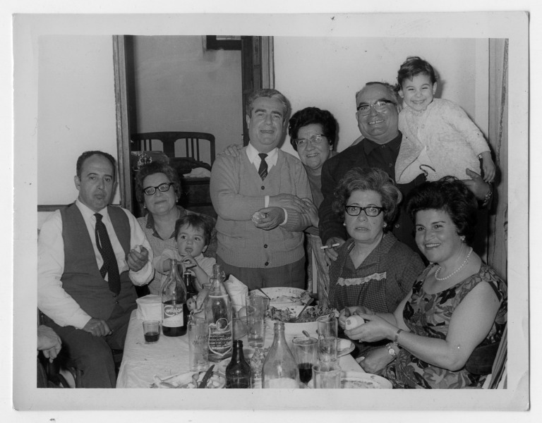 Retrato de grupo durante una comida familiar a la que asisten Francisco Suárez y Concepción Olivares
