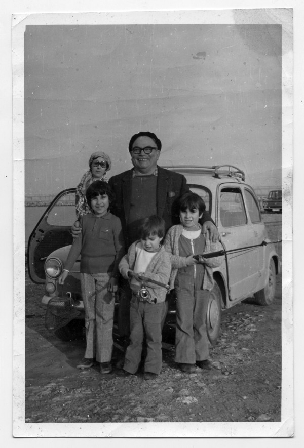 Reportaje fotográfico de Francisco Suárez con tres de sus nietos y Francisca Sanz en una excursión a la costa