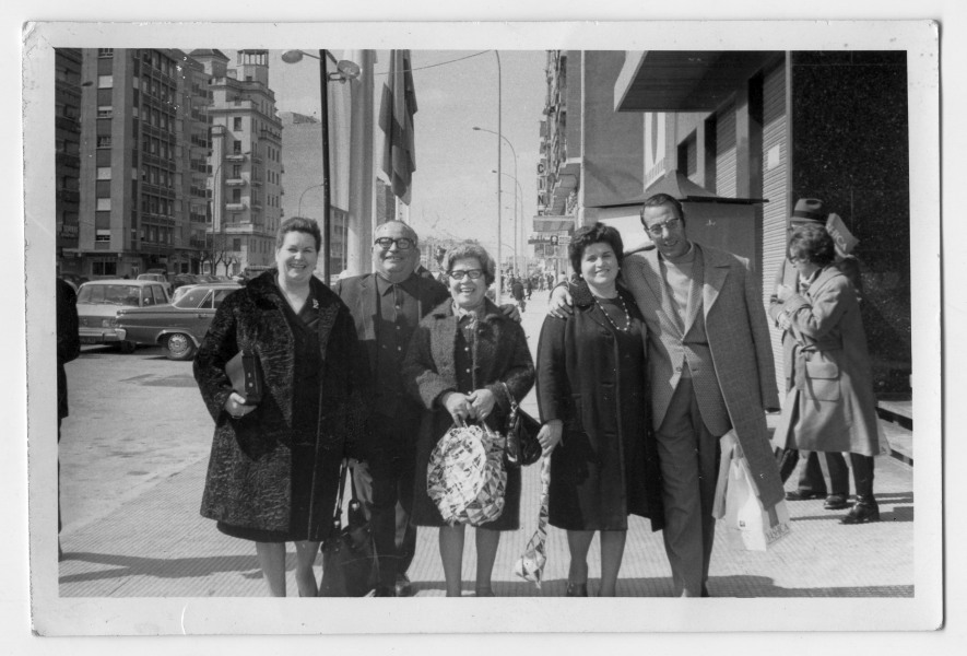 Francisco Suárez y Concepción Olivares posan con varios amigos en una avenida durante un día de compras en una ciudad sin identificar