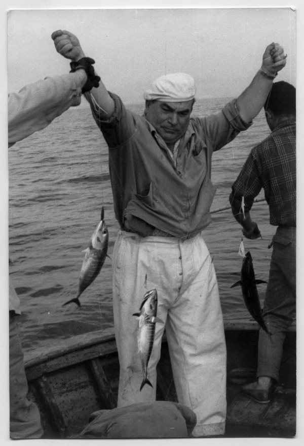 Francisco Suárez sostiene en alto tres peces enganchados a un sedal durante una jornada de pesca