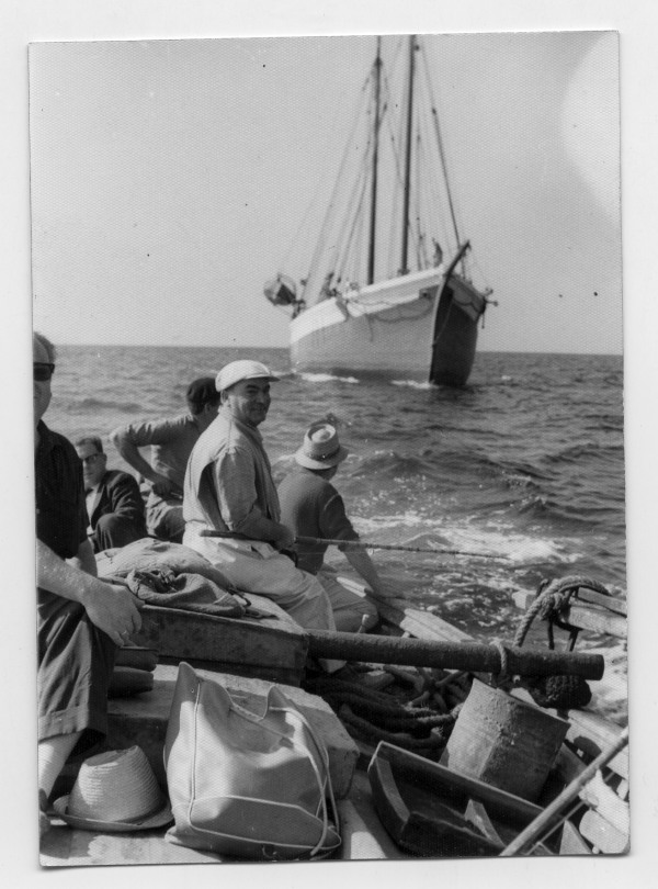 Retrato de Francisco Suárez pescando a bordo de una barca