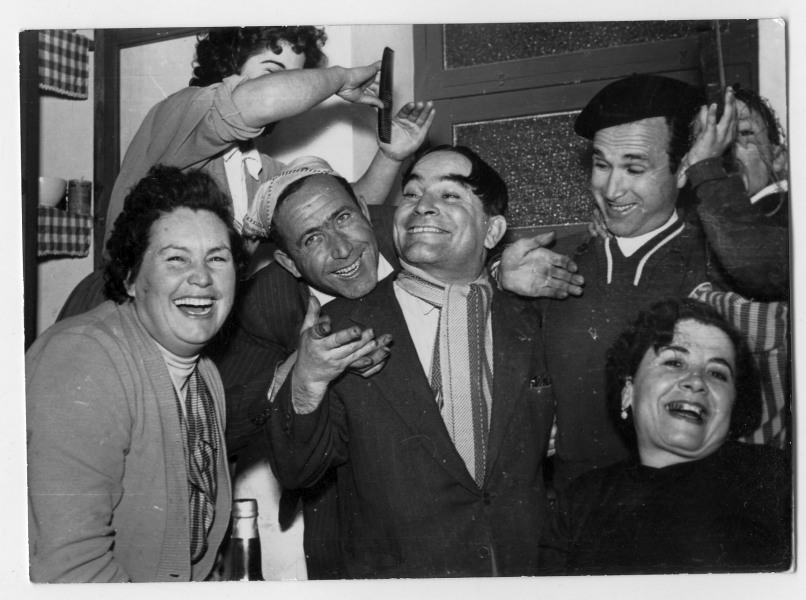 Retrato de Francisco Suárez con varios amigos durante una fiesta celebrada en el interior de un local sin identificar