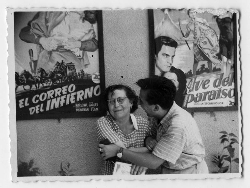 Retrato de Antonio González Olivares bromeando con una familiar en un cine