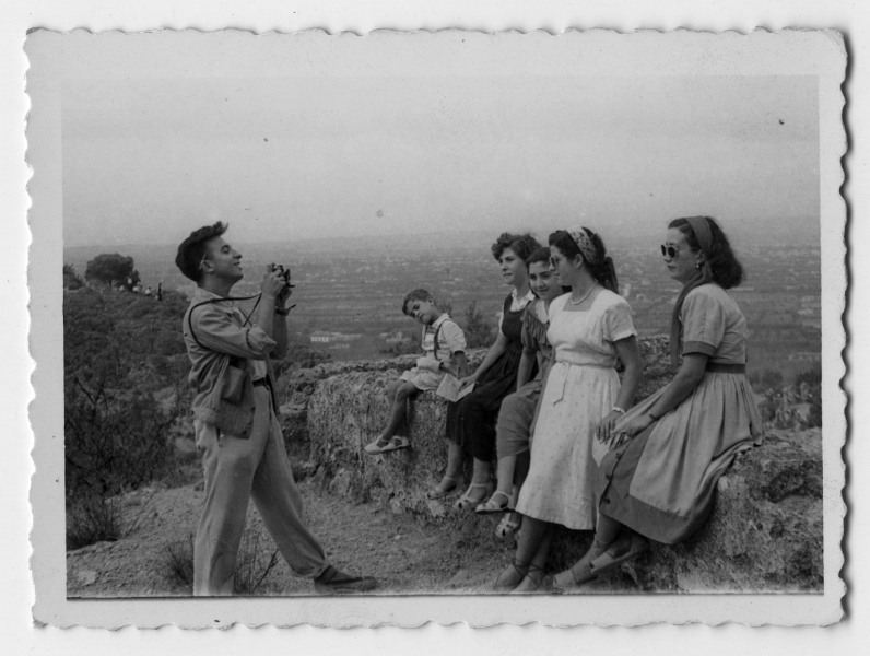 Retrato de Antonio González Olivares fotografiando a un grupo de amigas en un mirador en el monte