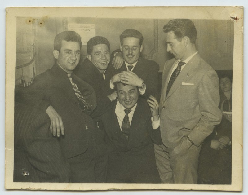 Retrato de Antonio González con cuatro amigos durante un evento celebrado en un local sin identificar