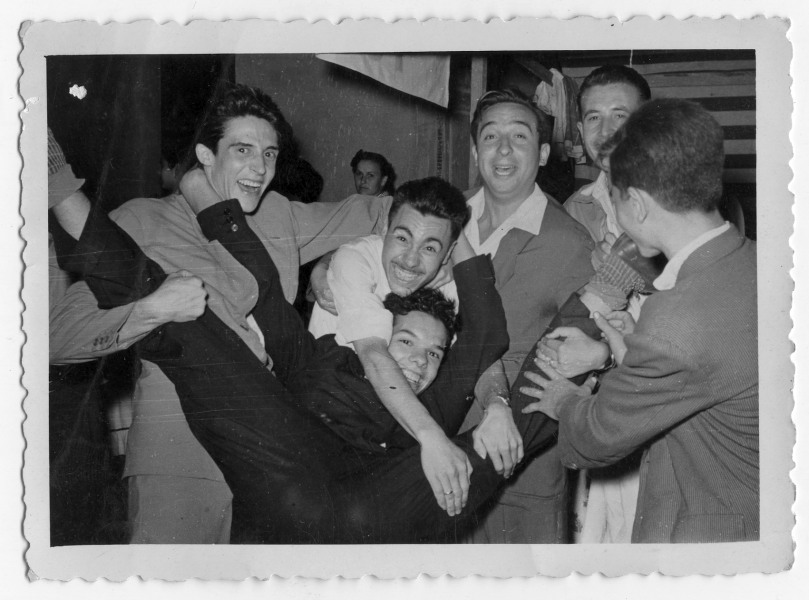 Reportaje fotográfico de Antonio González con varios amigos durante una noche de fiesta