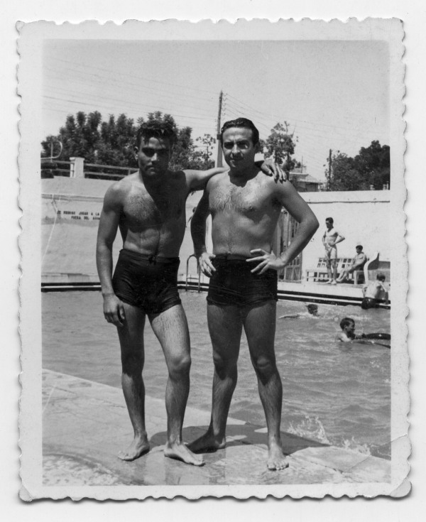 Retrato de Antonio González Olivares con un amigo en una piscina pública