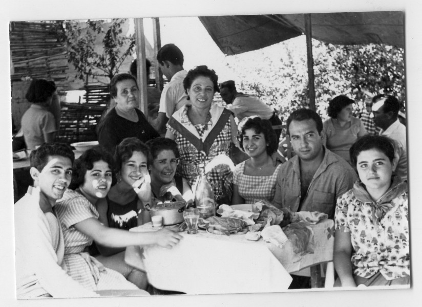 Retrato de grupo durante una comida al aire libre a la que asiste Antonio González