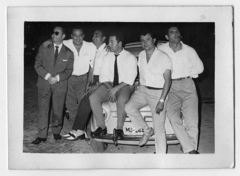 Retrato de de Antonio González con un grupo de amigos junto a un Seat 600