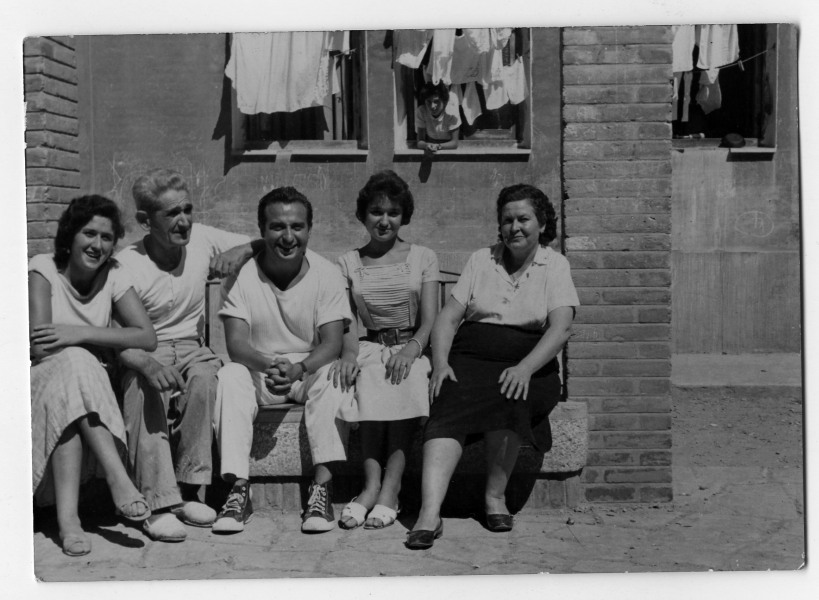 Retrato de Antonio González con tres mujeres y un hombre en un patio