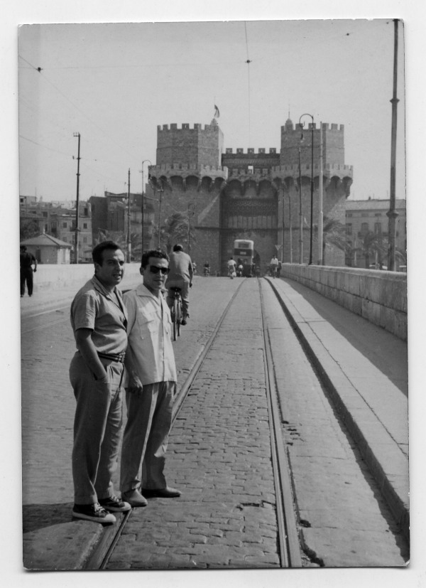 Retrato de Antonio González junto un amigo en Valencia con las torres de Serranos al fondo