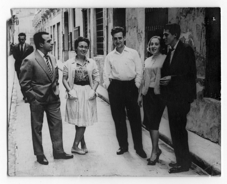 Retrato en exterior de Antonio González con un grupo de amigos y amigas