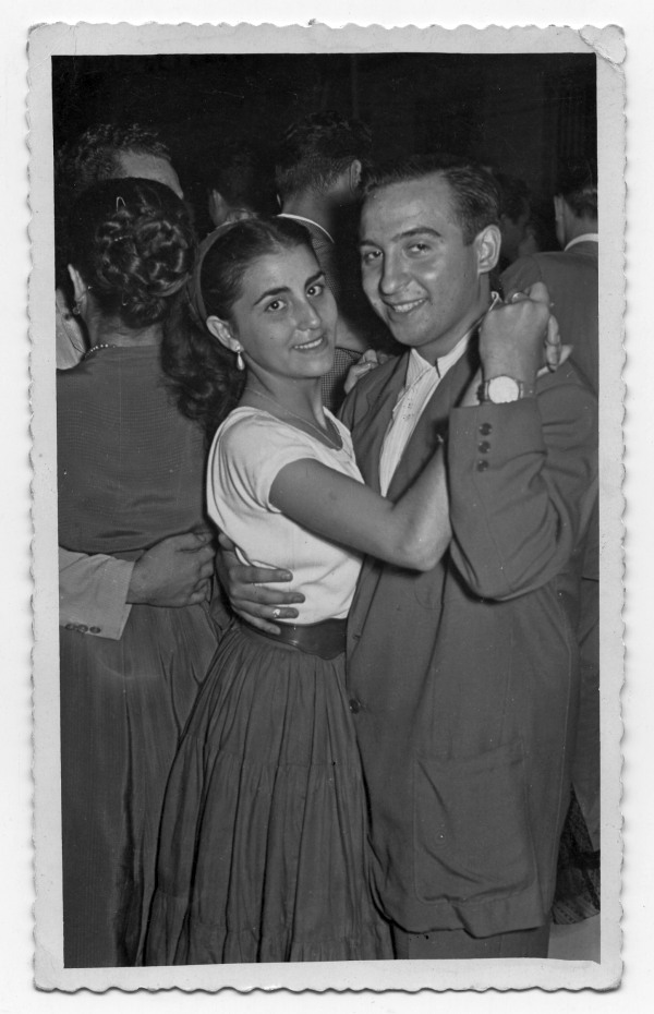 Retrato de Antonio González bailando con una joven, en plano americano