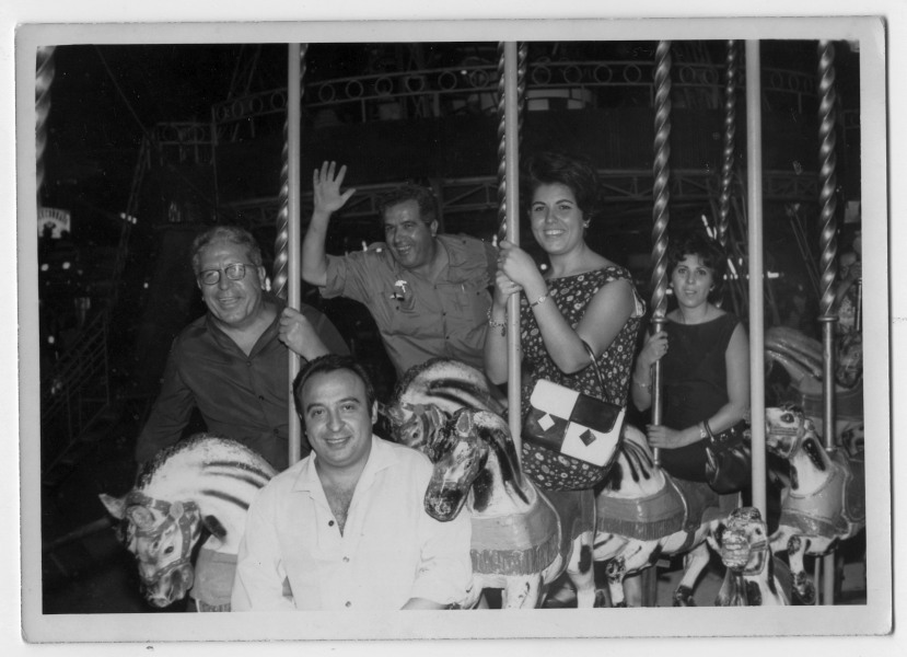 Retrato de Antonio González y Francisca Sanz con unos amigos en un tiovivo