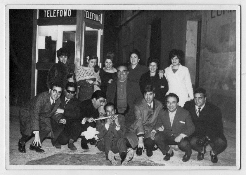 Retrato de grupo de Francisco Suárez y Antonio González con familiares y amigos