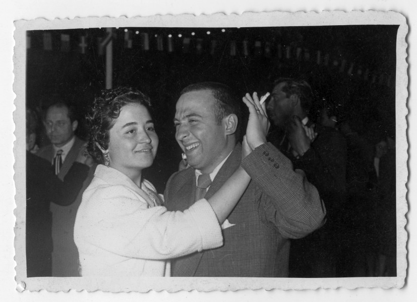 Retrato de Antonio González bailando con una joven sin identificar durante una verbena