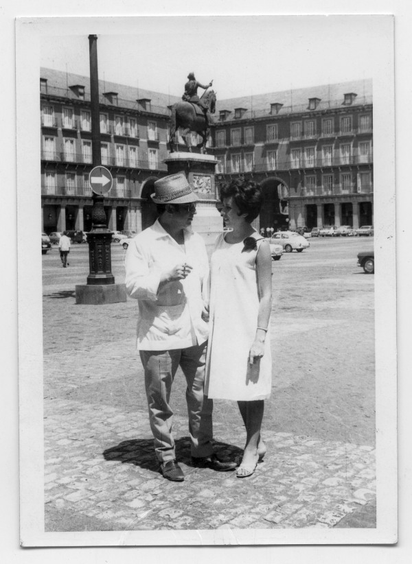 Retrato de Francisca Sanz y Antonio González en la Plaza Mayor de Madrid