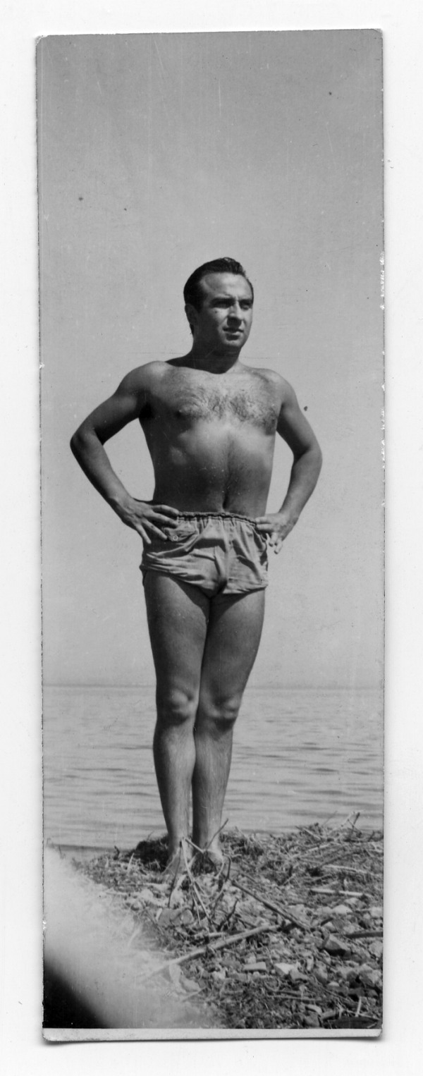 Retrato de Antonio González en bañador en la orilla de la playa