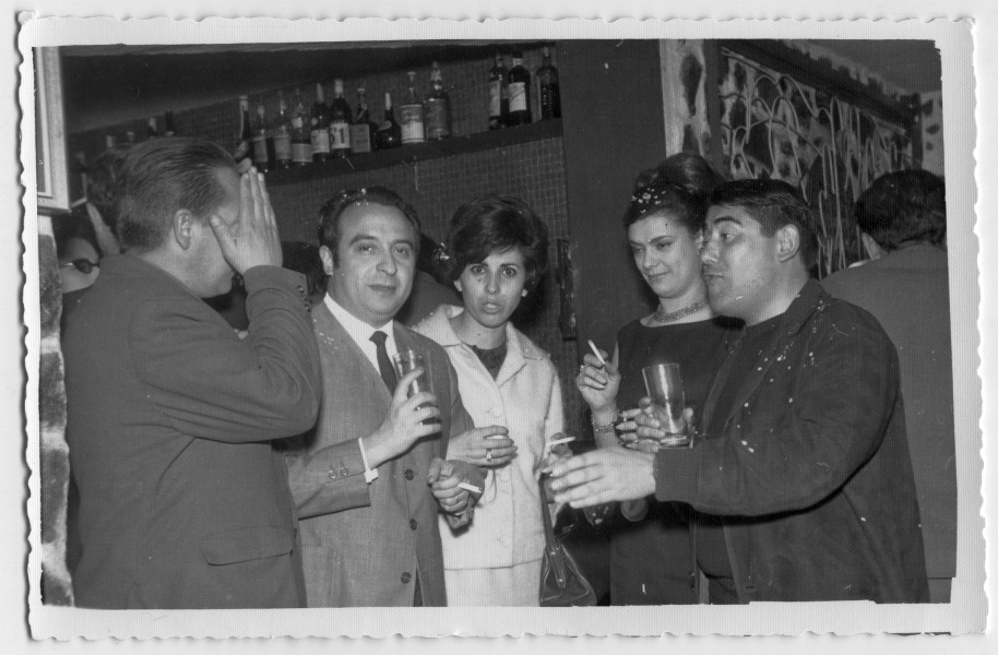 Retrato de Antonio González y Francisca Sanz con amigos durante una fiesta, probablemente en el Club Remo de Murcia