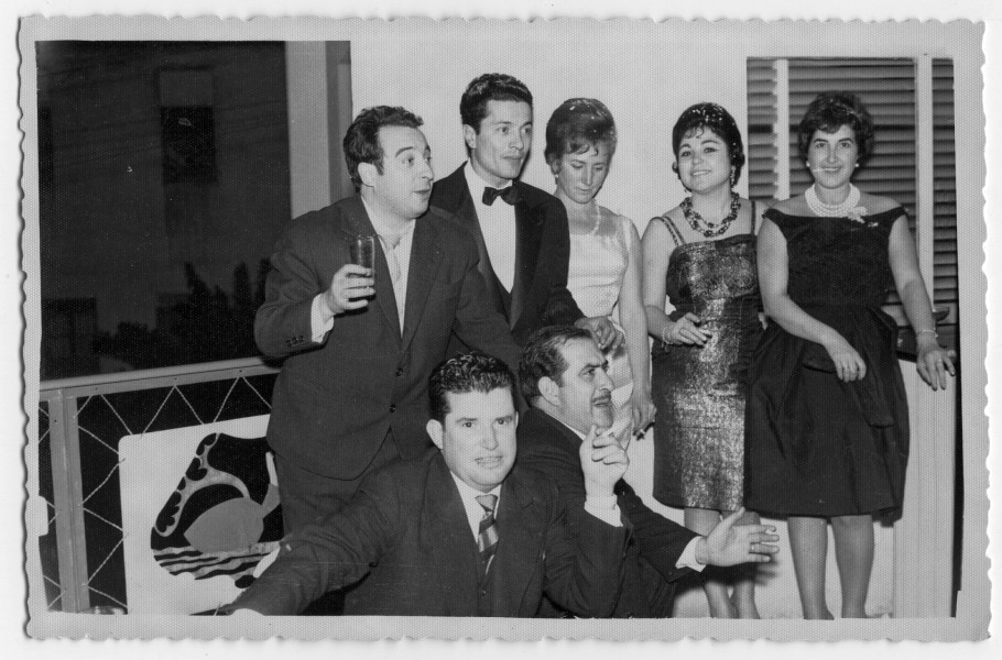 Retrato de Antonio González con amigos durante una fiesta de año nuevo en el Club Remo de Murcia