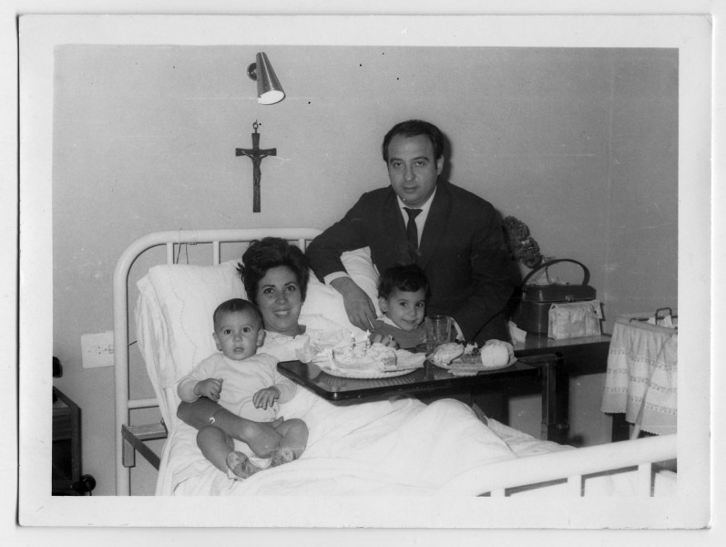 Reportaje fotográfico de la familia González Sanz en el hospital tras el nacimiento de Juan Francisco