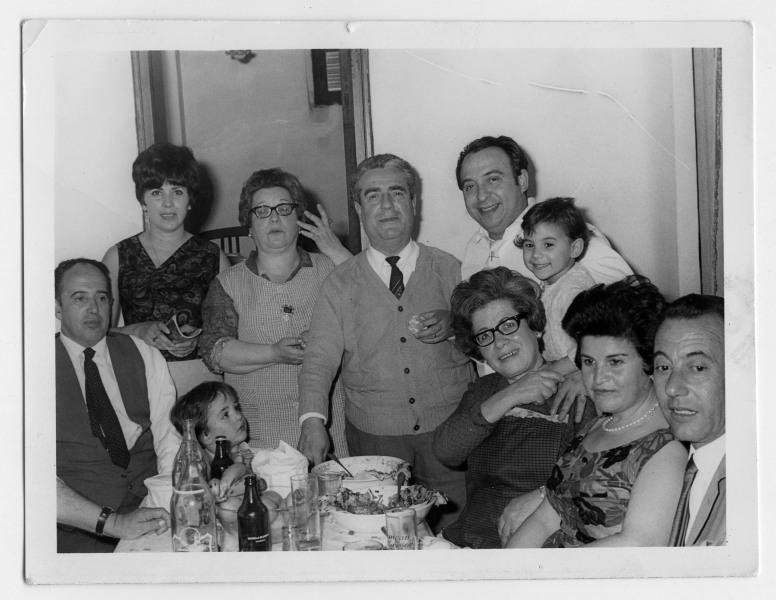 Retrato de Francisca Sanz y Antonio González con familiares y amigos durante una comida