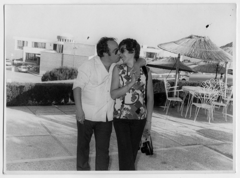 Retrato de Francisca Sanz y Antonio González en la terraza de un hotel o restaurante