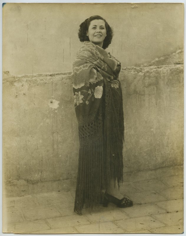 Retrato de cuerpo entero de Concepción Olivares con mantón de manila