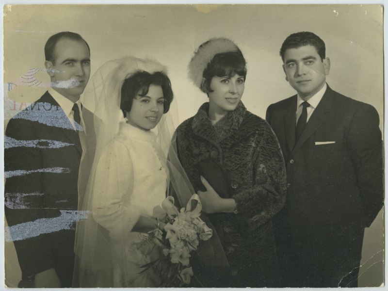 Retrato de estudio de Francisca Sanz con dos hombres y una mujer vestida de novia