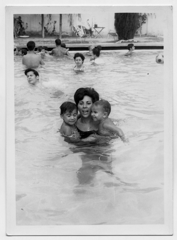 Retrato de Francisca Sanz bañándose con dos de sus hijos en una piscina pública