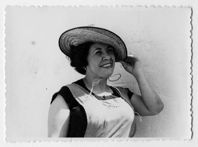Retrato de Concepción Olivares en exterior con delantal y sombrero de paja