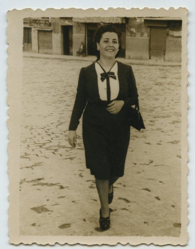 Retrato de Concepción Olivares paseando, probablemente en Murcia