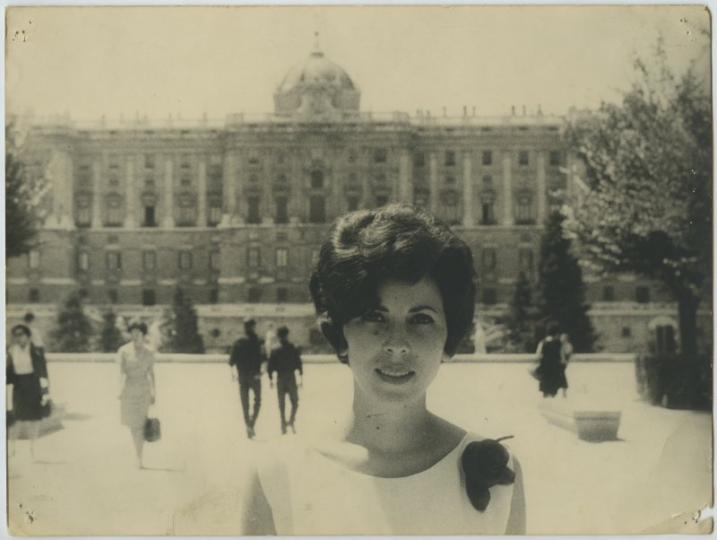 Retrato de Francisca Sanz con la fachada del Palacio Real de Madrid al fondo