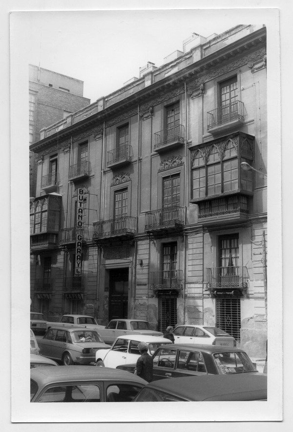 Reportaje fotográfico de un edificio histórico en una calle sin identificar del Barrio del Carmen
