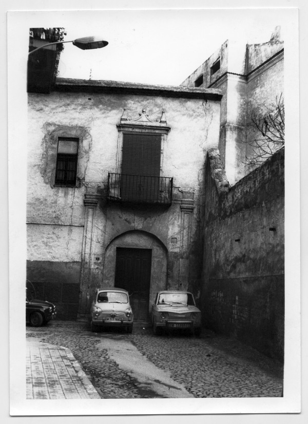 Vista frontal de la fachadad de un edificio histórico sin identificar, probablemente en Murcia