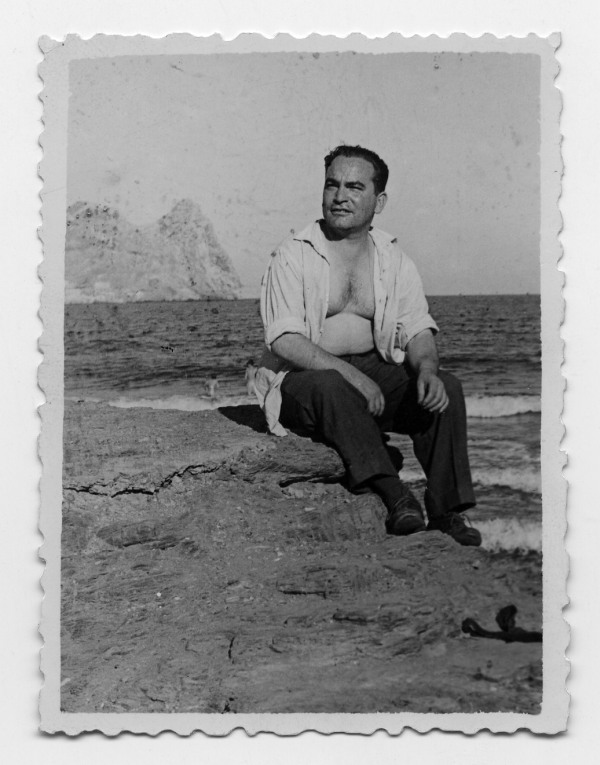 Retrato de Francisco Suárez sentado en un acantilado en una zona de costa sin identificar