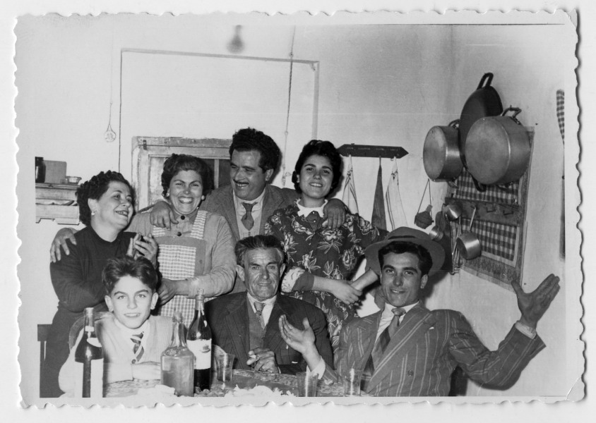 Reportaje fotográfico de una celebración de Nochebuena en la cocina de una vivienda con Francisco Suárez, Concepción Olivares y un grupo de personas sin identificar