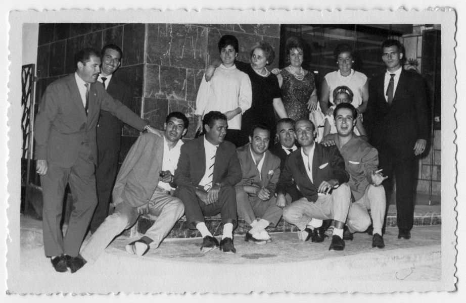 Retrato de Antonio González con un grupo de amigos en la entrada de un edificio sin identificar