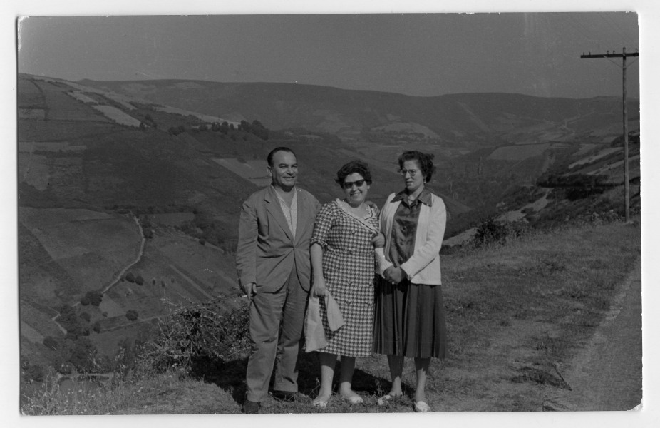 Retrato de matrimonio Suárez Olivares con una amiga junto a un valle sin identificar