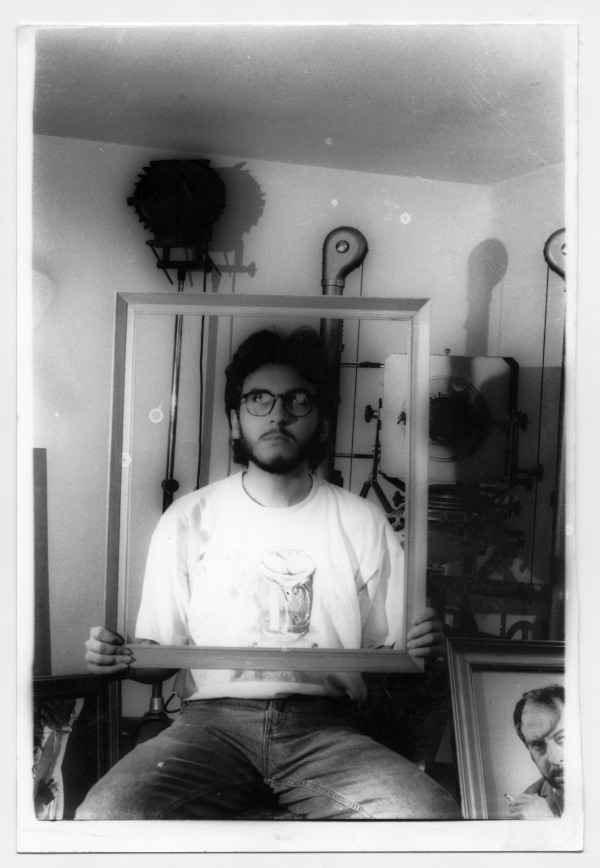 Retrato de Sergio posando con marco vacío en el estudio de Foto Suárez de la calle Santa Teresa