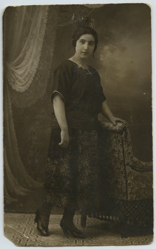 Retrato de estudio de Rosa Olivares Pérez con peineta