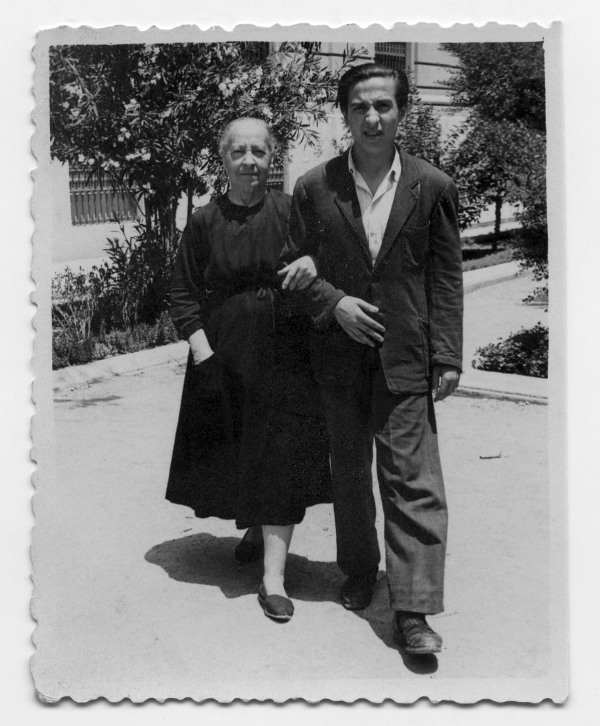 Retrato de Antonio González paseando con una anciana sin identificar
