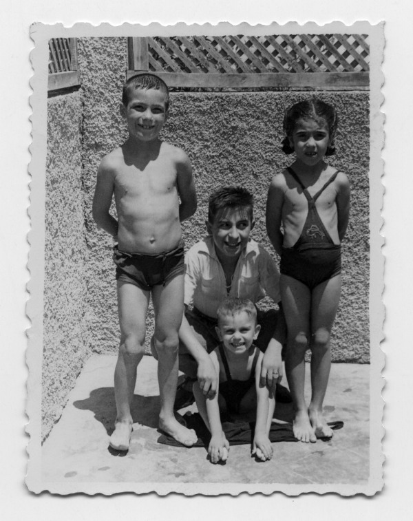 Retrato de Antonio González con tres niños sin identificar en traje de baño
