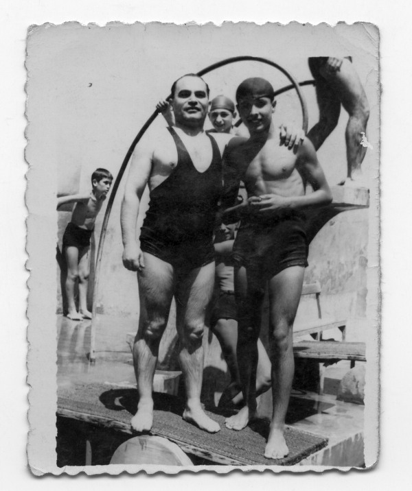 Retrato de Francisco Suárez con un amigo en una piscina pública
