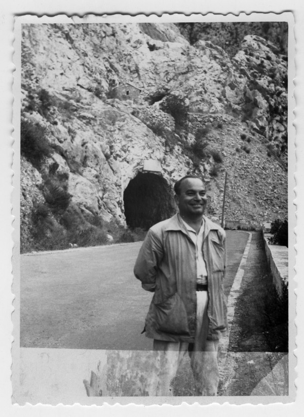 Retrato de Francisco Suárez junto a la entrada de un túnel en  una carretera secundaria